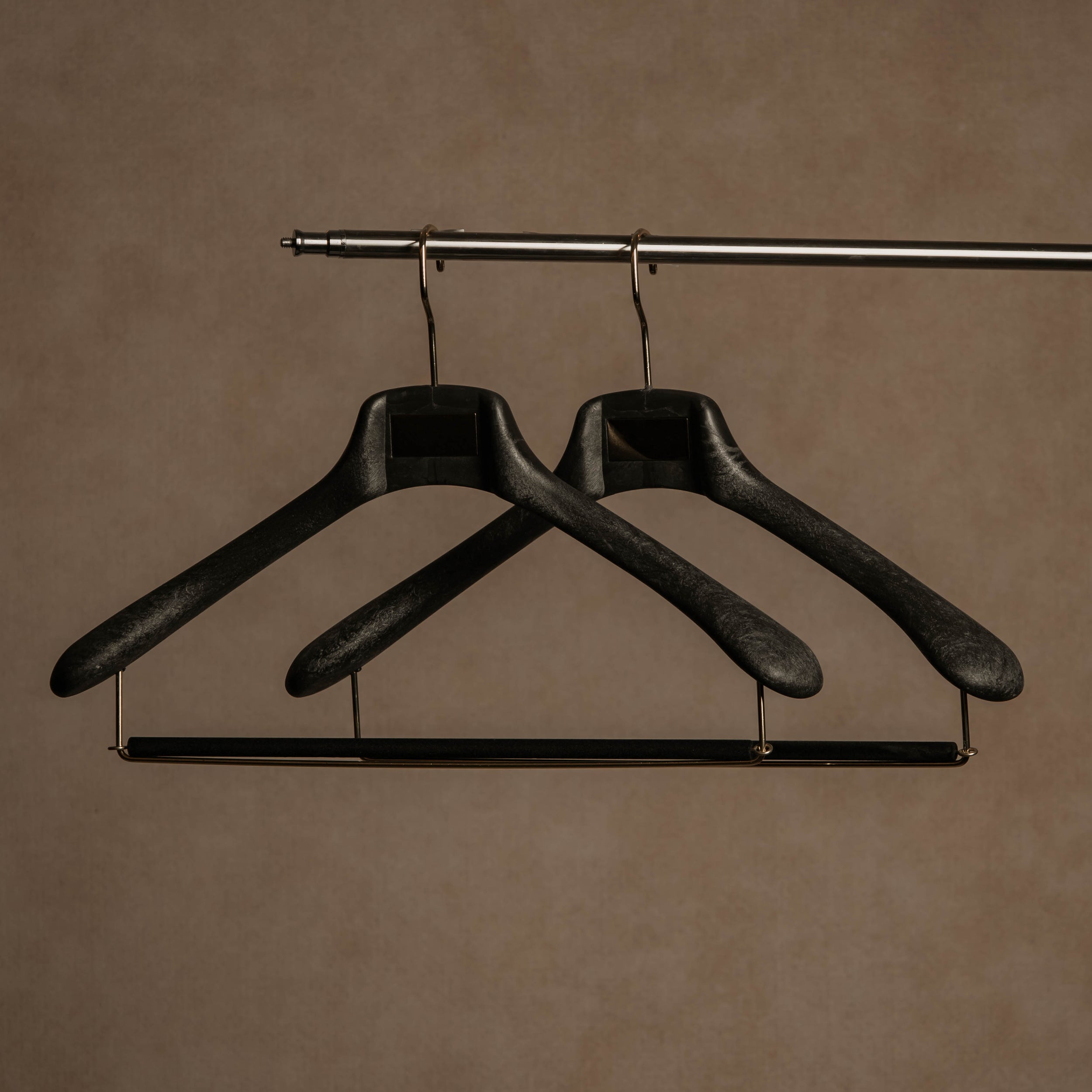 STUDIO Vinyl-Finish Resin Suit Hanger - Charcoal Black