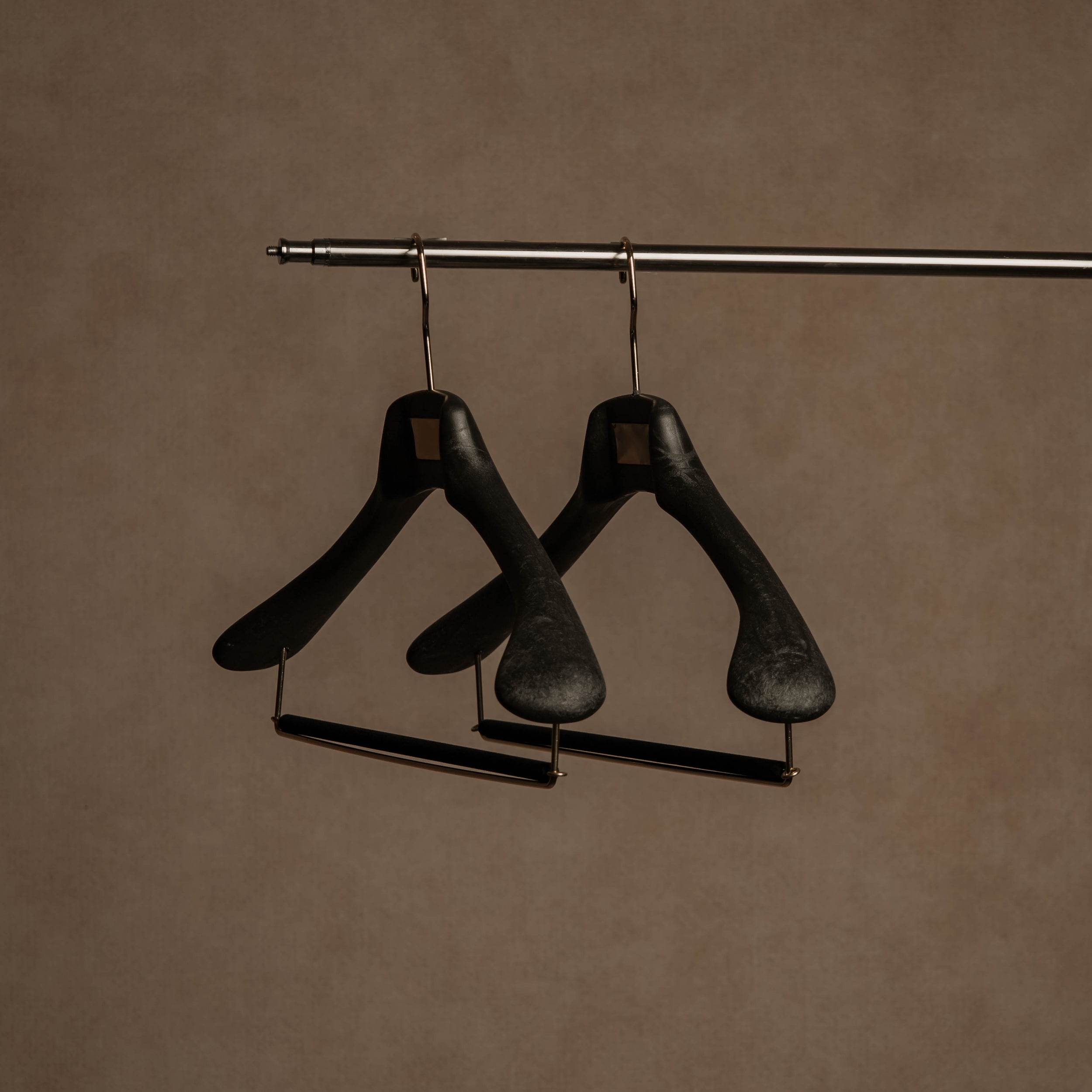 STUDIO Vinyl-Finish Resin Suit Hanger - Charcoal Black