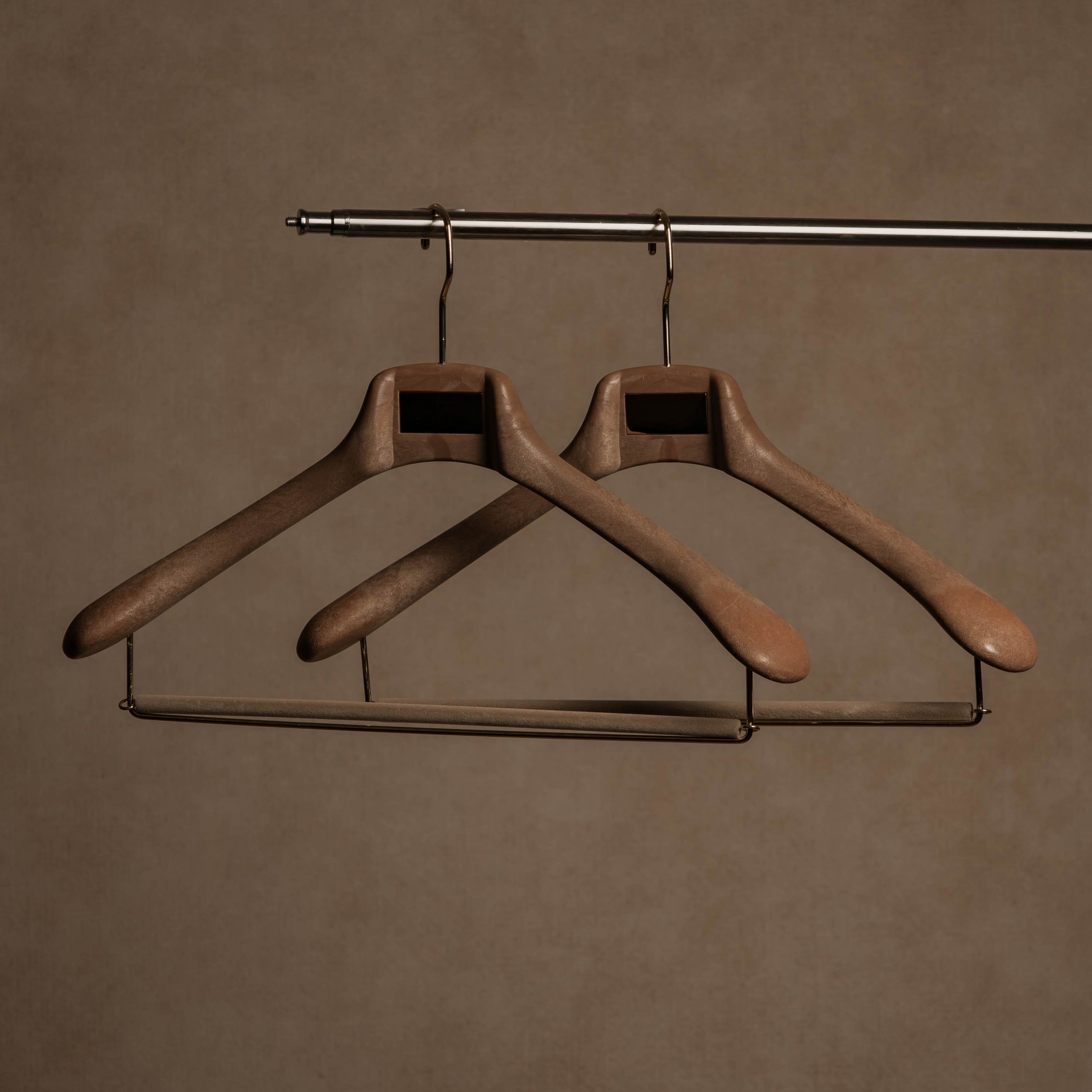 STUDIO Vinyl-Finish Resin Suit Hanger - Warm Stone
