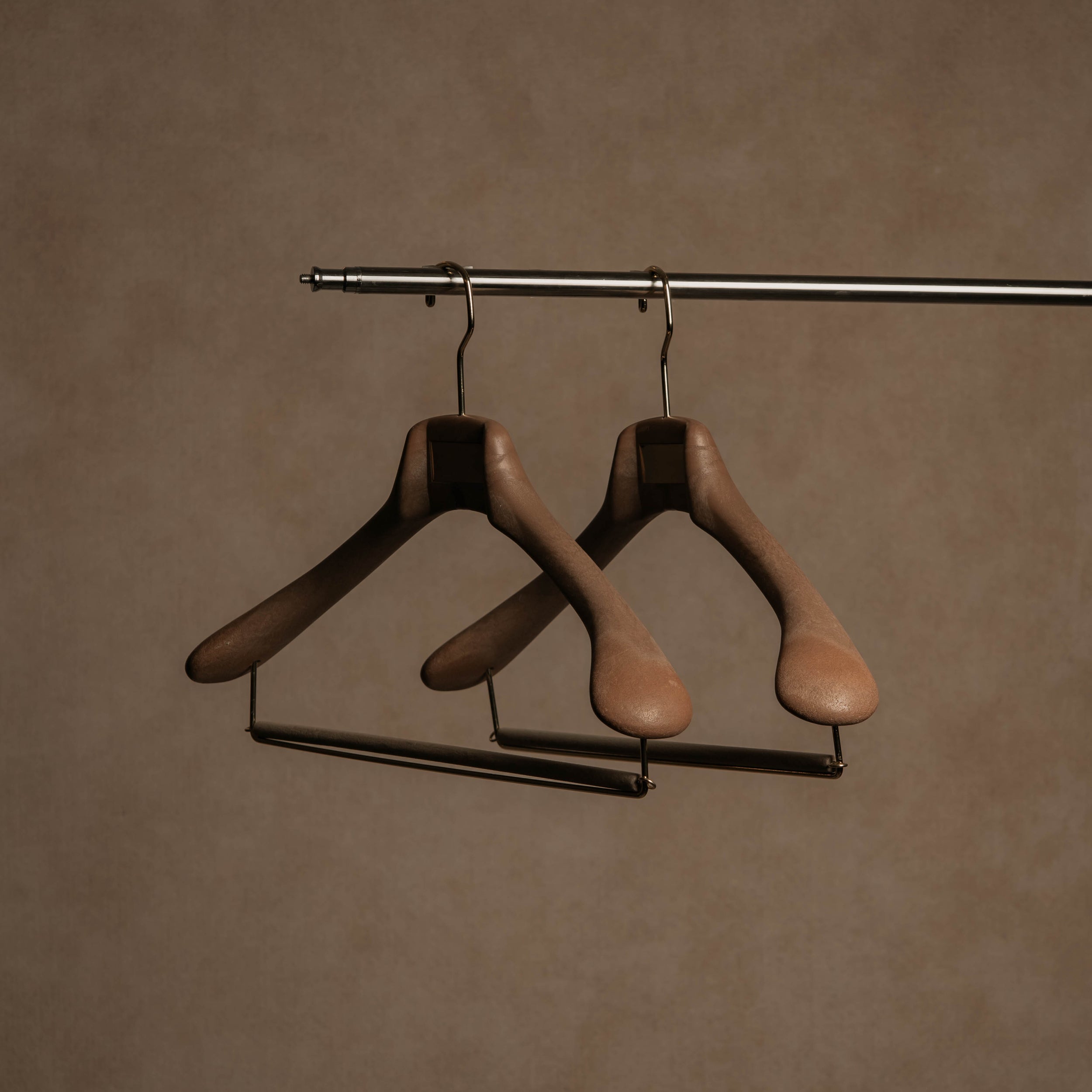 STUDIO Vinyl-Finish Resin Suit Hanger - Warm Stone