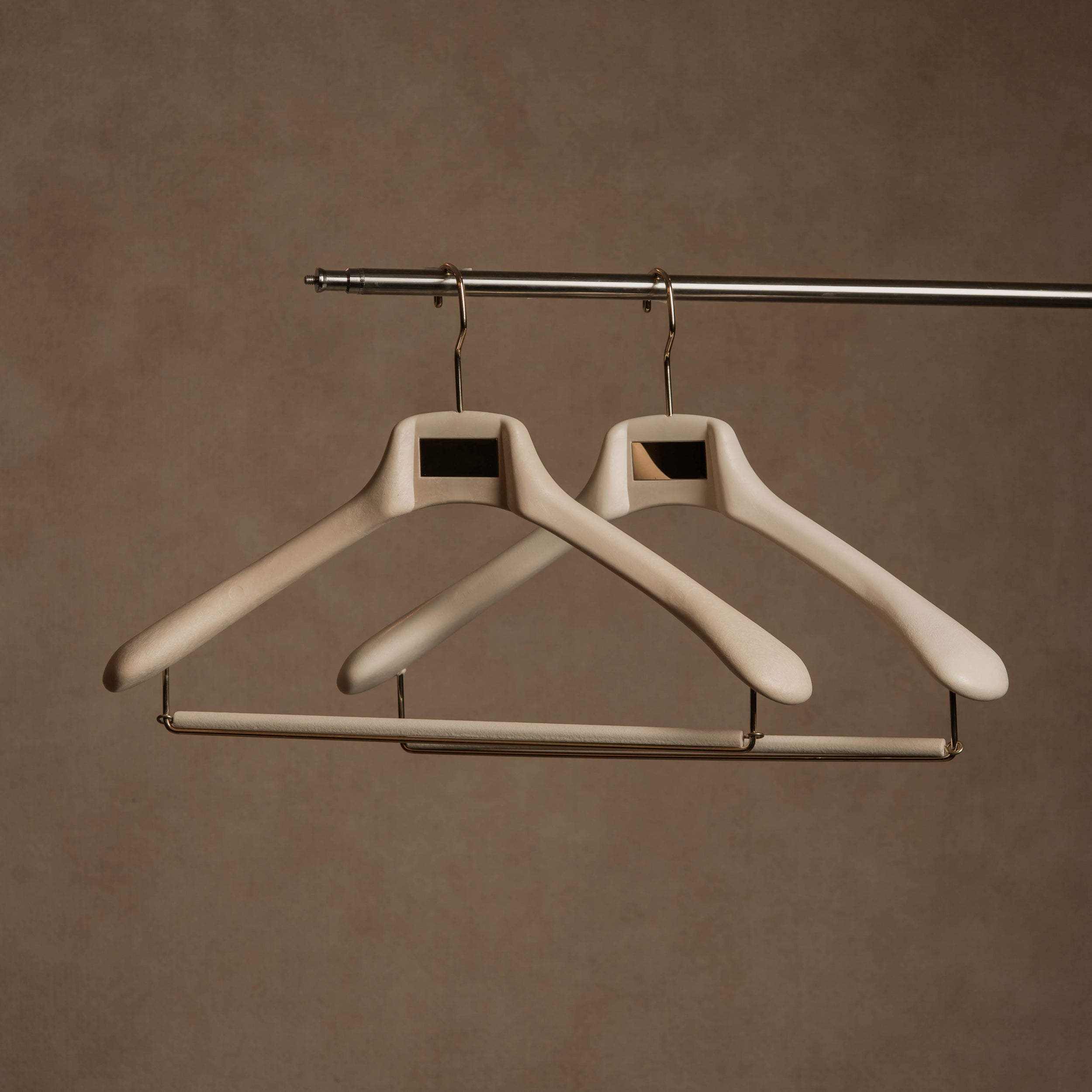 STUDIO Vinyl-Finish Resin Suit Hanger - Porcelain