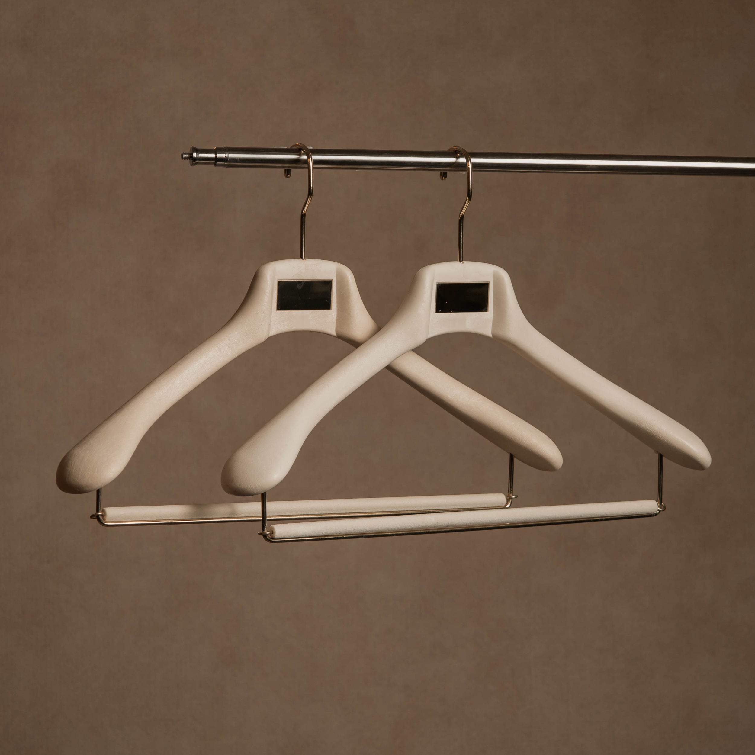 STUDIO Vinyl-Finish Resin Suit Hanger - Porcelain